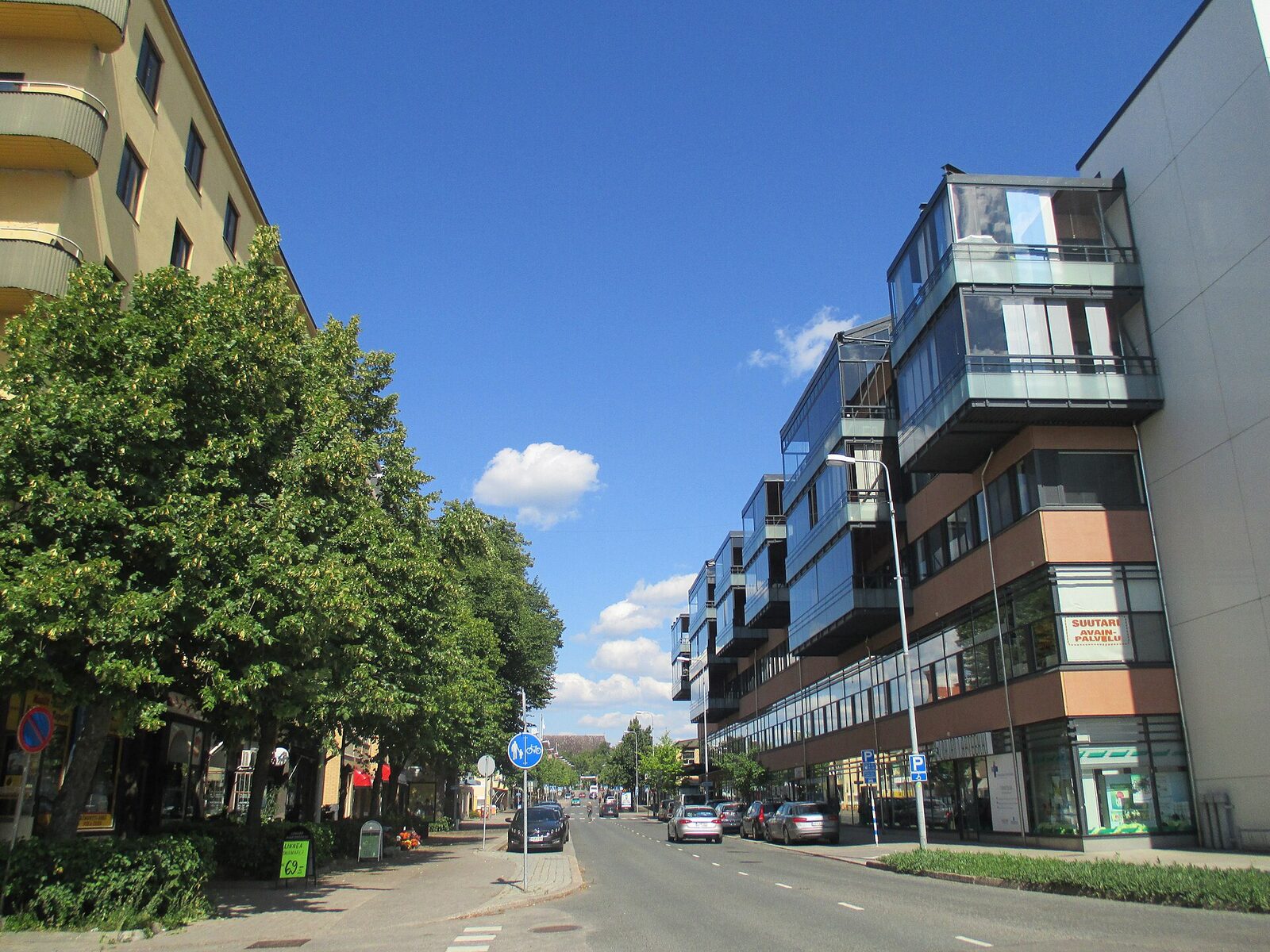 Laurinkatu Lohjan keskustassa kesäisenä päivänä.
